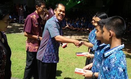 PENYERAHAN KOTAK PENSIL EMPAT KONSENSUS DASAR KEBANGSAAN