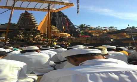 Pemkot Denpasar Nganyarin di Pura Semeru,Lumajang