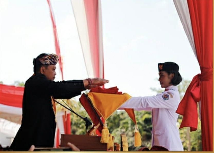 Upacara Pengibaran Bendera HUT RI ke-74