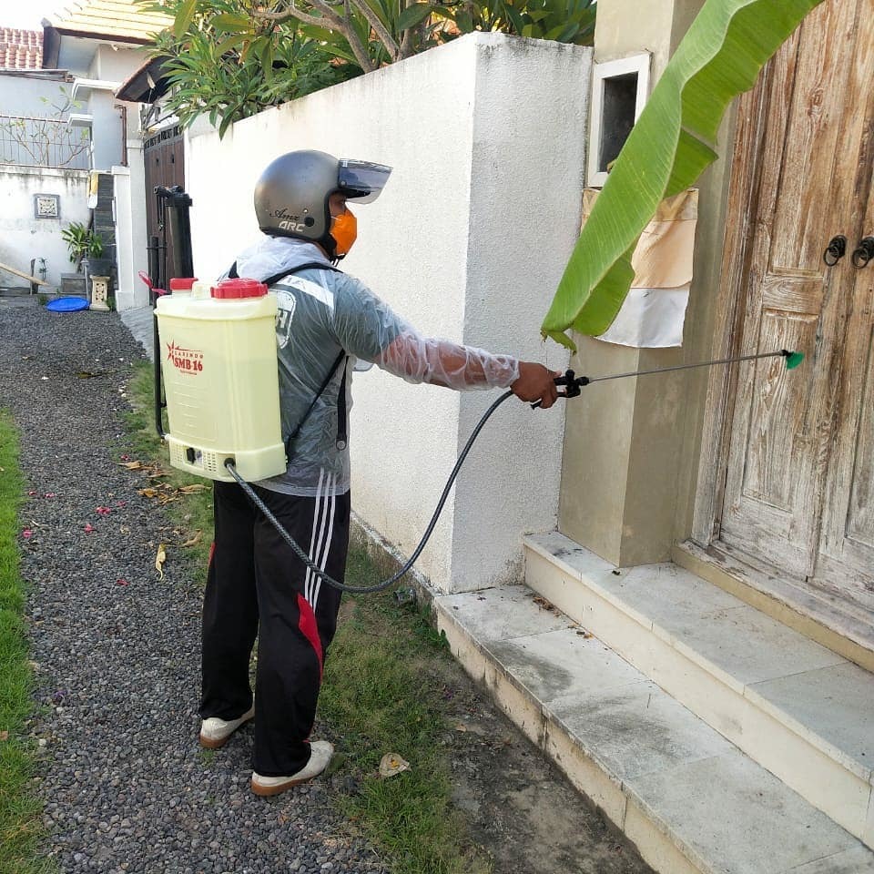 Penyemprotan Disinfektan di Bajar Betngandang Sanur