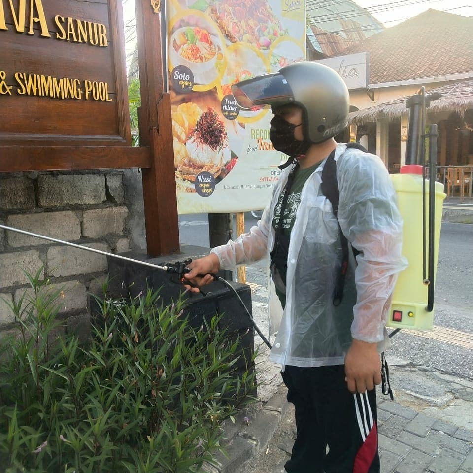 Penyemprotan Disinfektan di Kawasan Sumawang Sanur