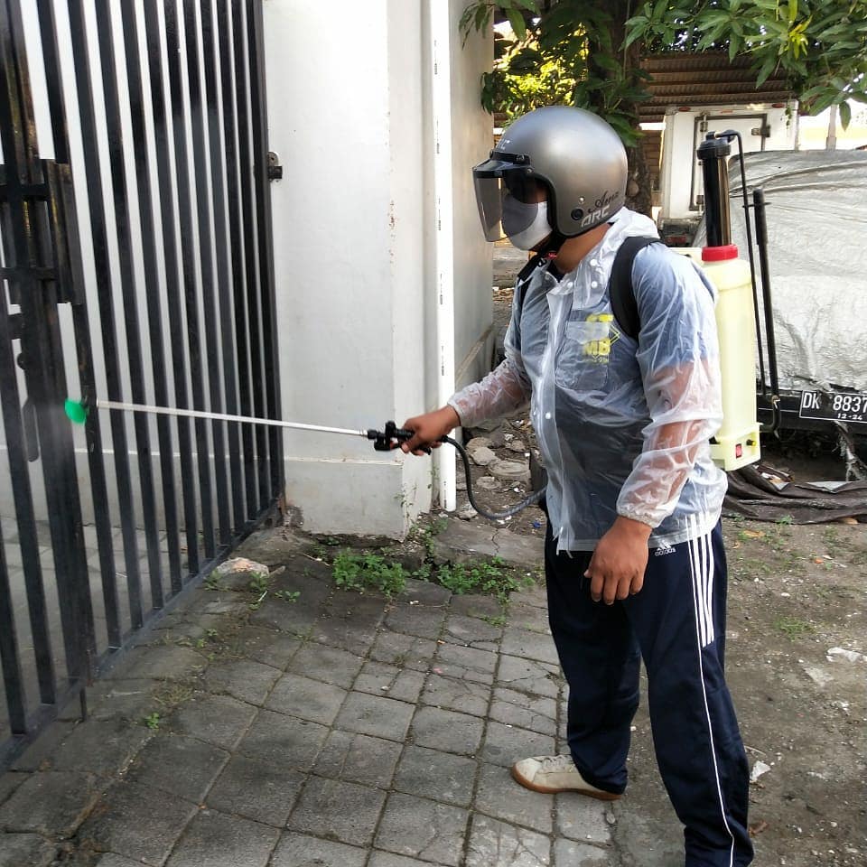 Penyemprotan Disinfektan di Jalan Puputan Baru